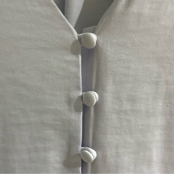 ❌SOLD Banana Republic V-Neck Button Up Blouse - Picture 5 of 8
